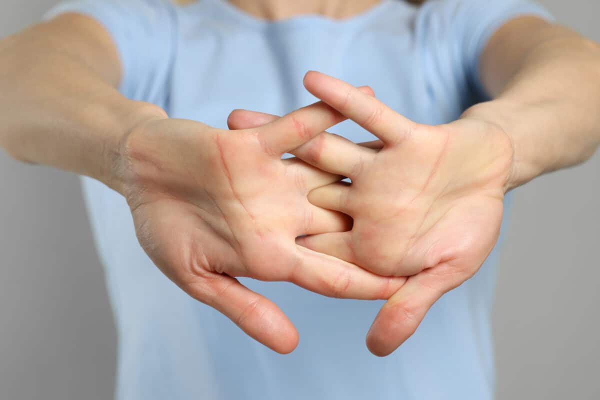 Cracking knuckles